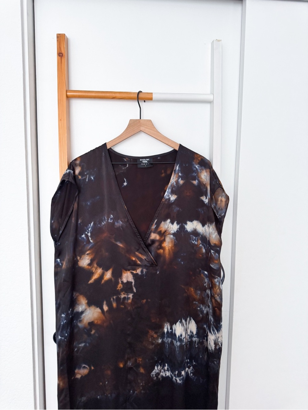 Riverside Tool & Dye Luca Silk Charmeuse Kaftan Midi Dress Black Tie Dye - Picture 7 of 16